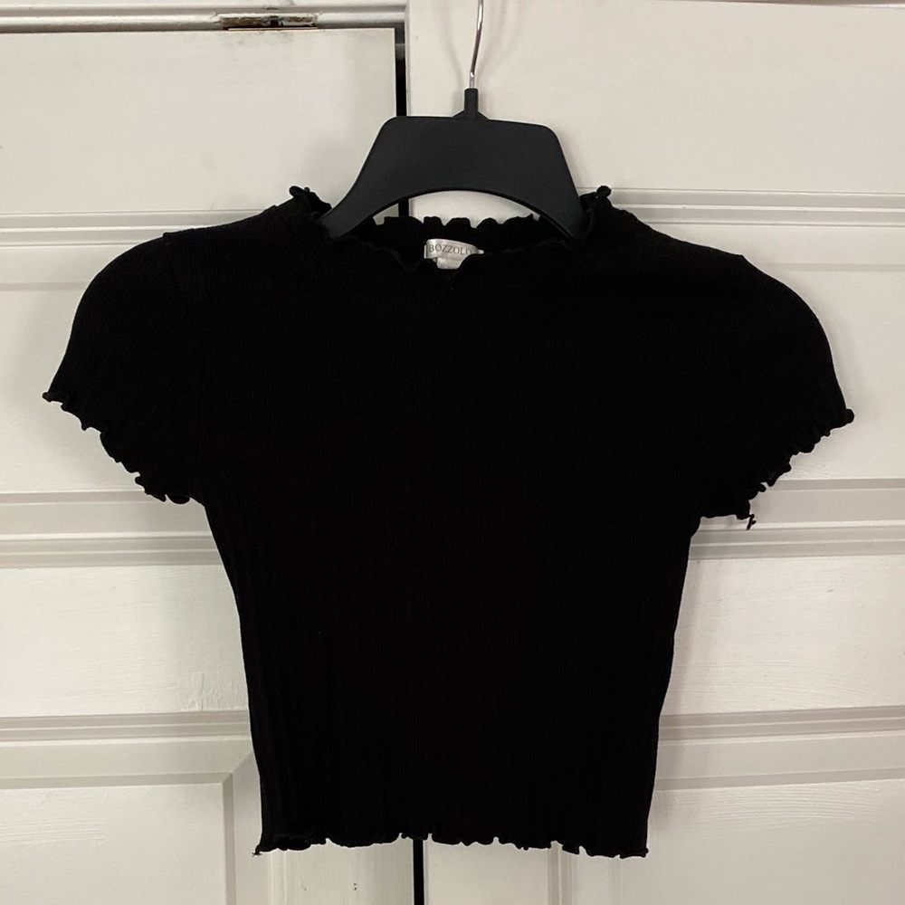 Bozzolo black cropped ribbed slight ruffle top